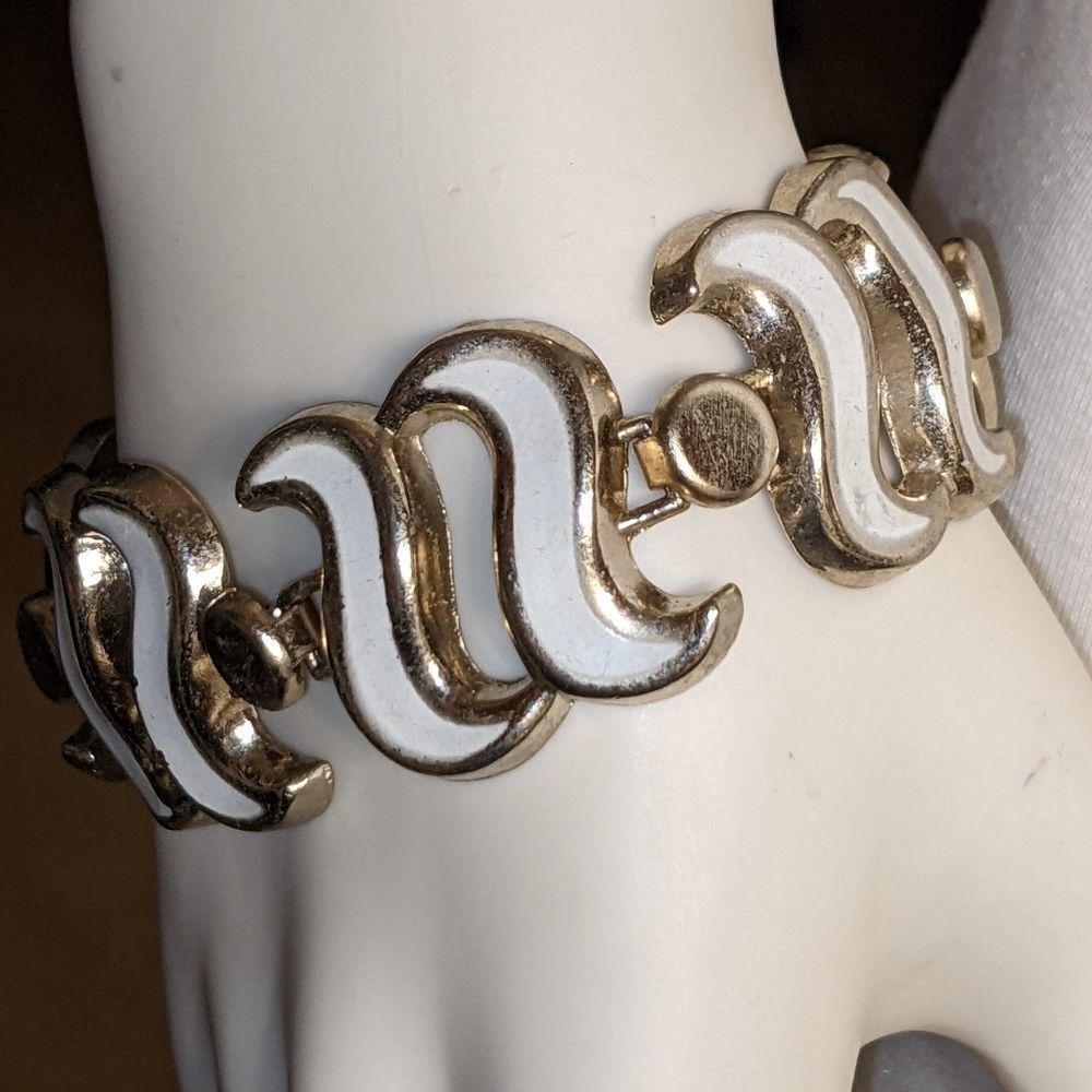 Nice white & goldtone shiny design bracelet